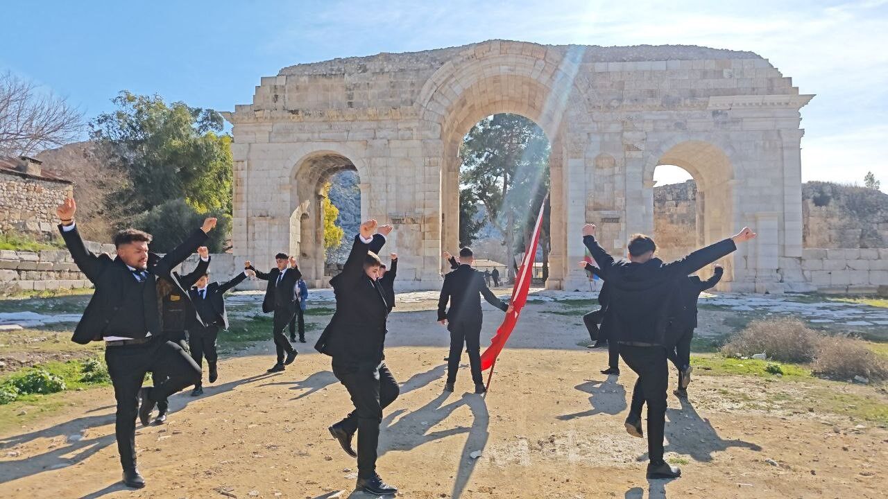 Genç Efeler Anavarza’da Tarihi Zeybekle Yaşattı (5)