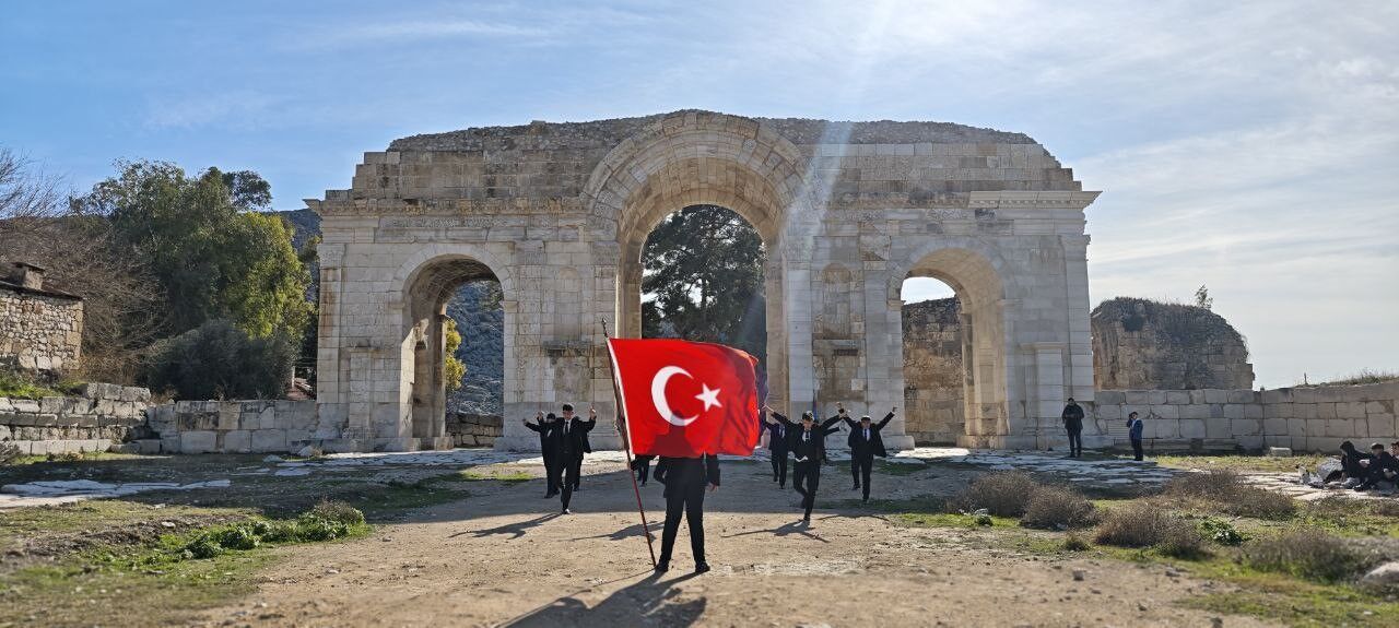 Genç Efeler Anavarza’da Tarihi Zeybekle Yaşattı (6)