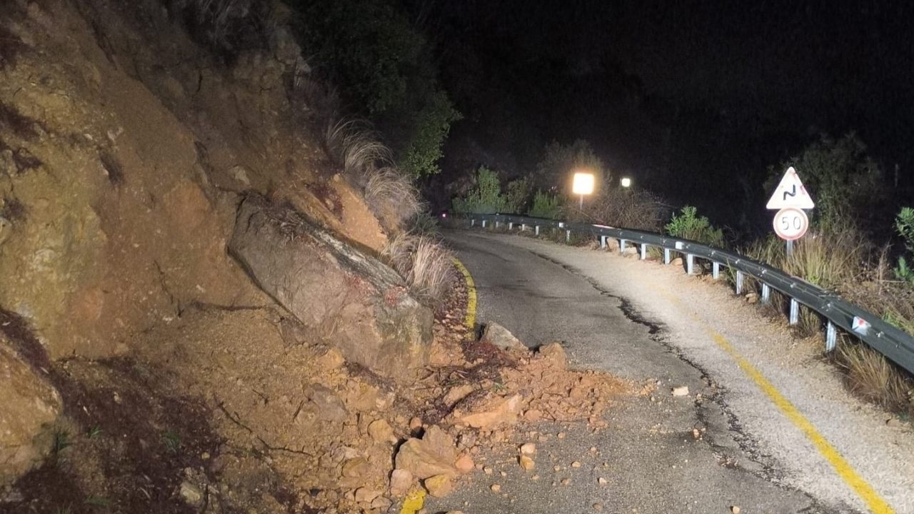 Karaisalı’da Şiddetli Yağış Mesaisi Kapanan Yollar Açıldı (1)