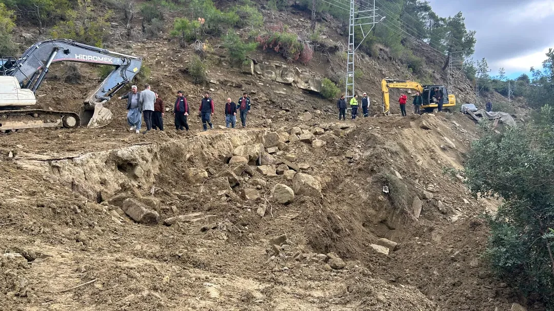 Karaisalı’da Yol Ve Altyapı Hamlesi Başkan Şimşek Çalışmaları Yerinde Takip Etti (1)