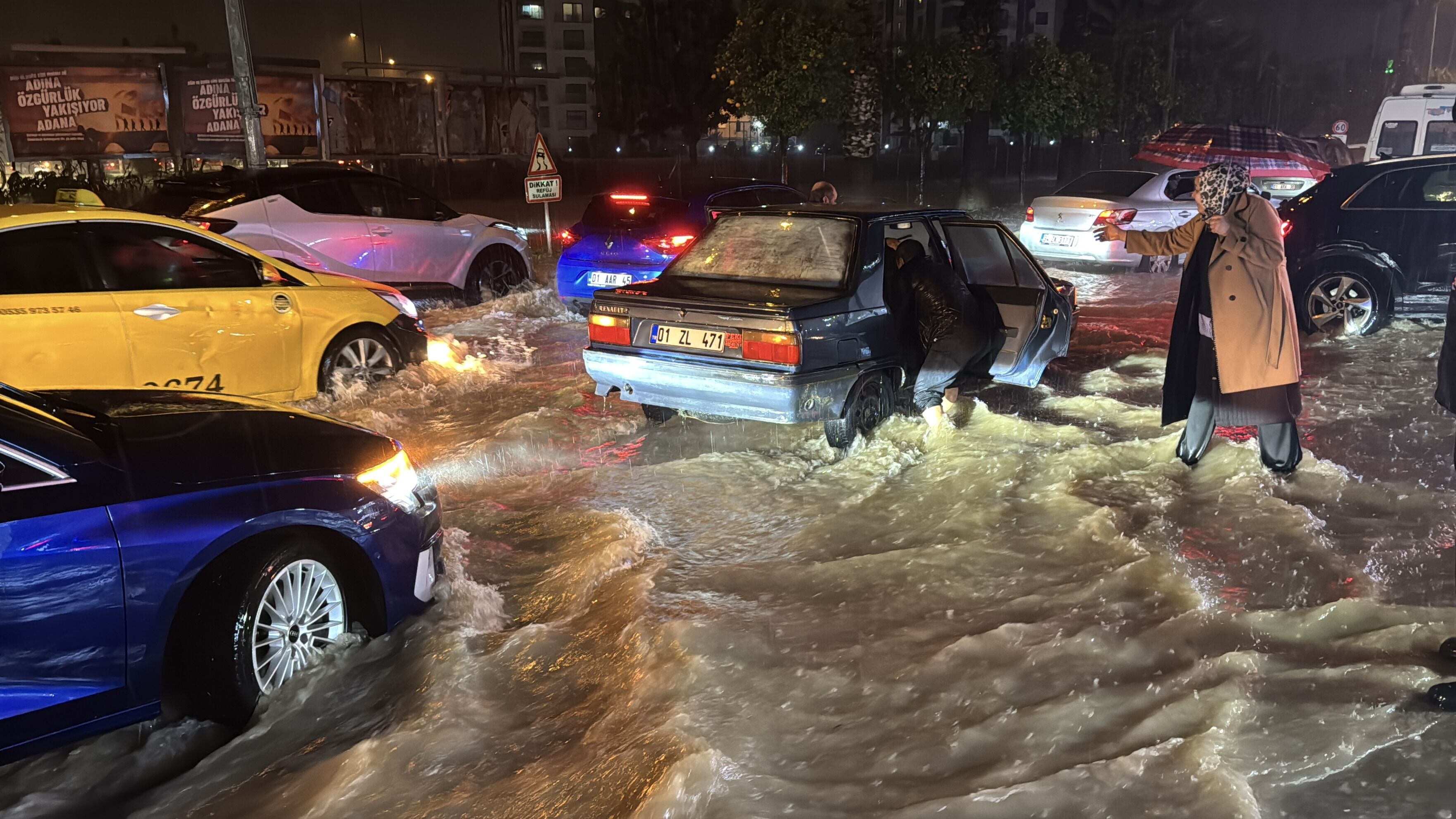 Sağanak Adana’yı Vurdu Cadde Ve Sokaklar Göle Döndü (1)