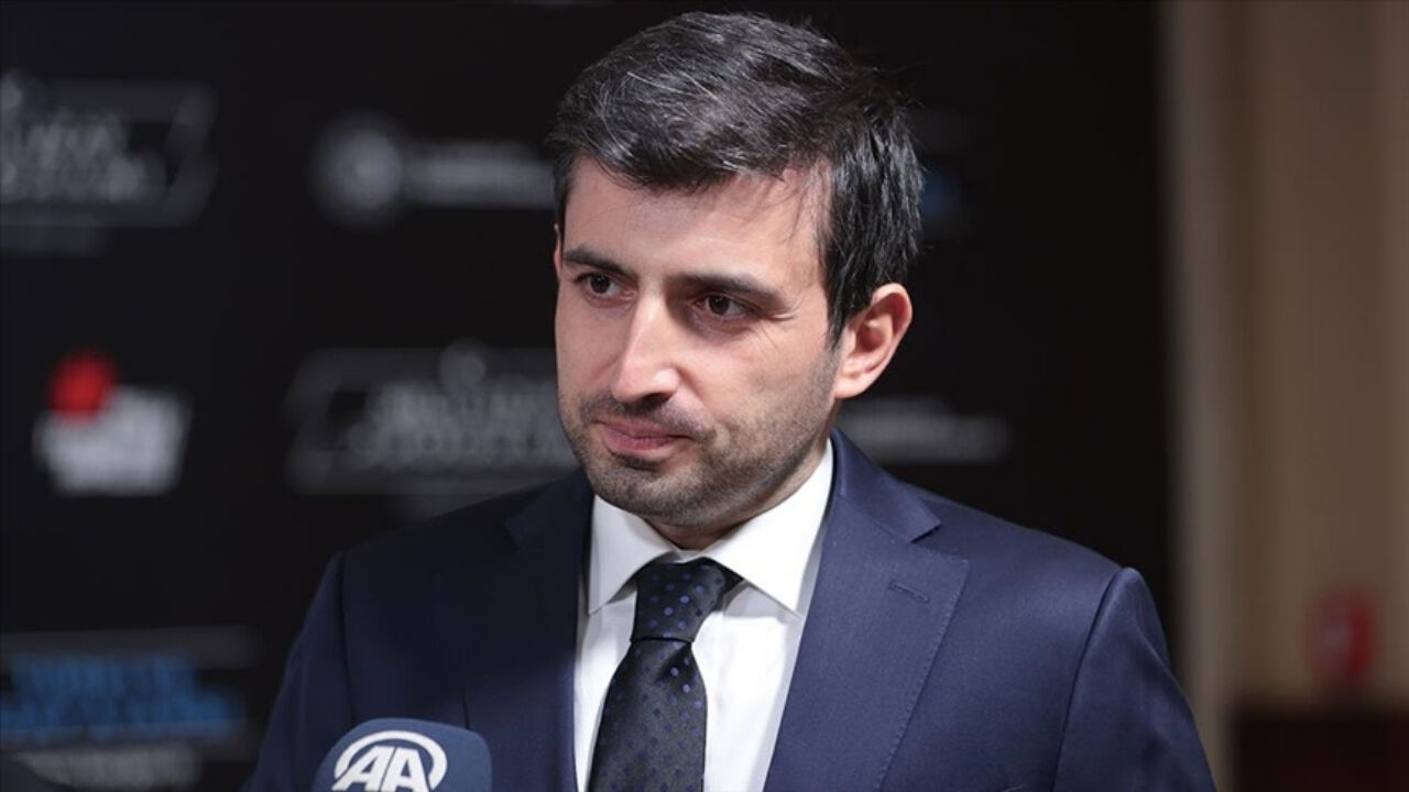 Selçuk Bayraktar (2.7 Milyar Dolar): Baykar Teknoloji'nin Yönetim Kurulu Başkanı ve Teknoloji Lideridir (CTO). Türkiye'nin yerli İHA ve SİHA teknolojilerindeki başarısının mimarlarından biri olup, havacılık ve savunma sanayii alanında faaliyet göstermektedir.