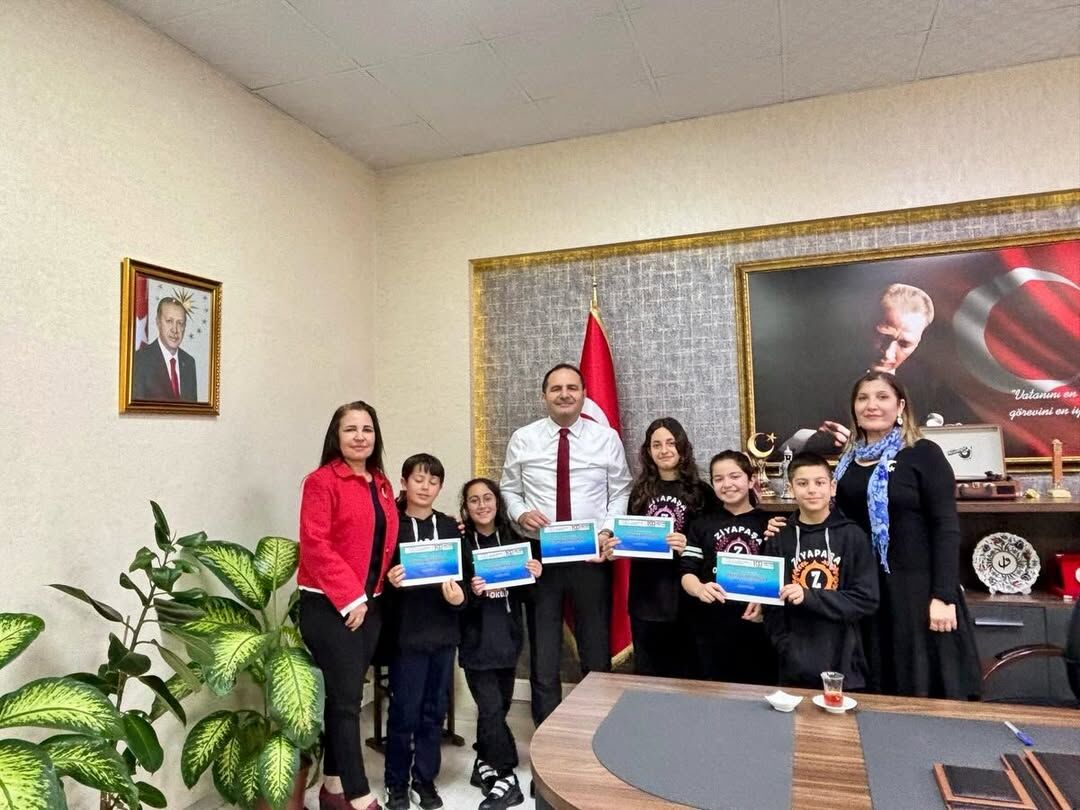 Seyhan İlçe Millî Eğitim Müdürü, Öğrencilerin İngilizce Bültenini Takdir Etti (1)