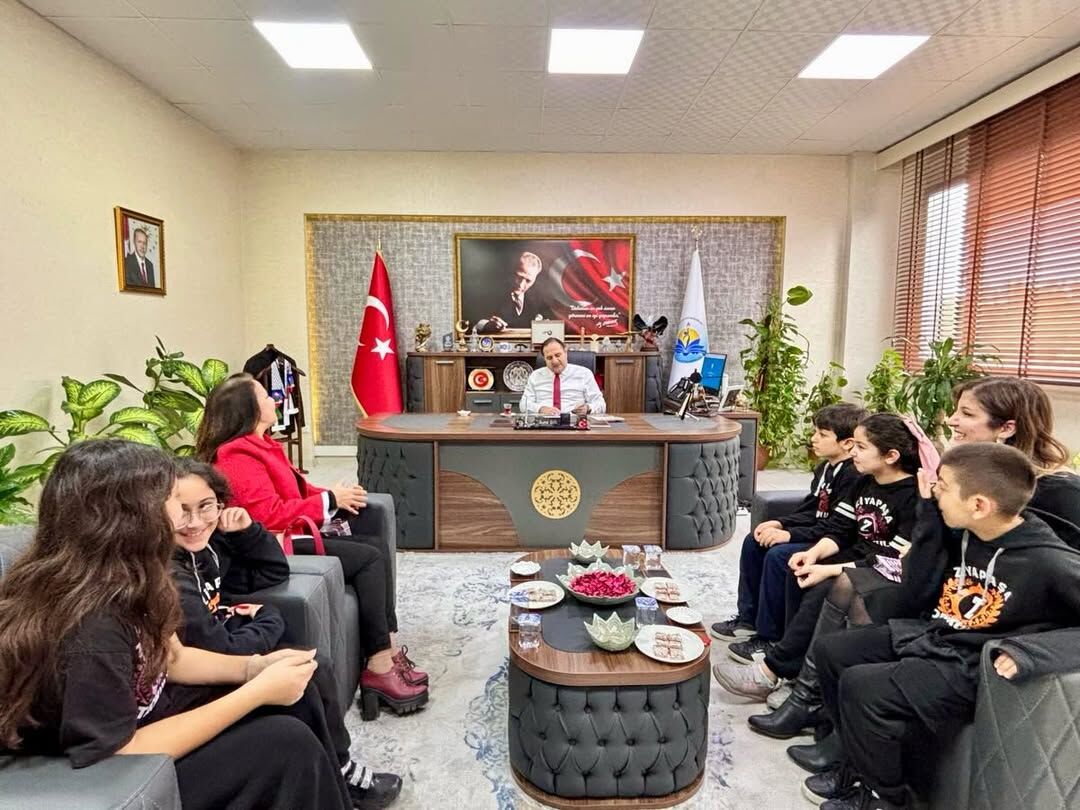 Seyhan İlçe Millî Eğitim Müdürü, Öğrencilerin İngilizce Bültenini Takdir Etti (3)