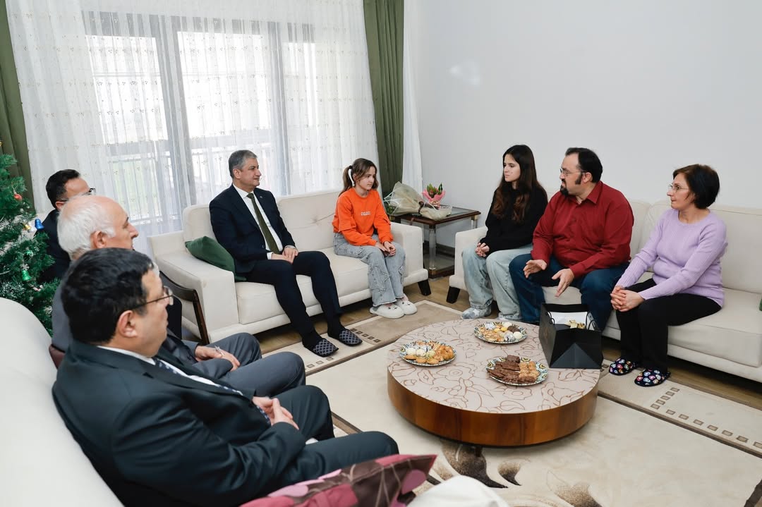 Vali Mustafa Yavuz’dan Depremzede Aileye Anlamlı Ziyaret (2)