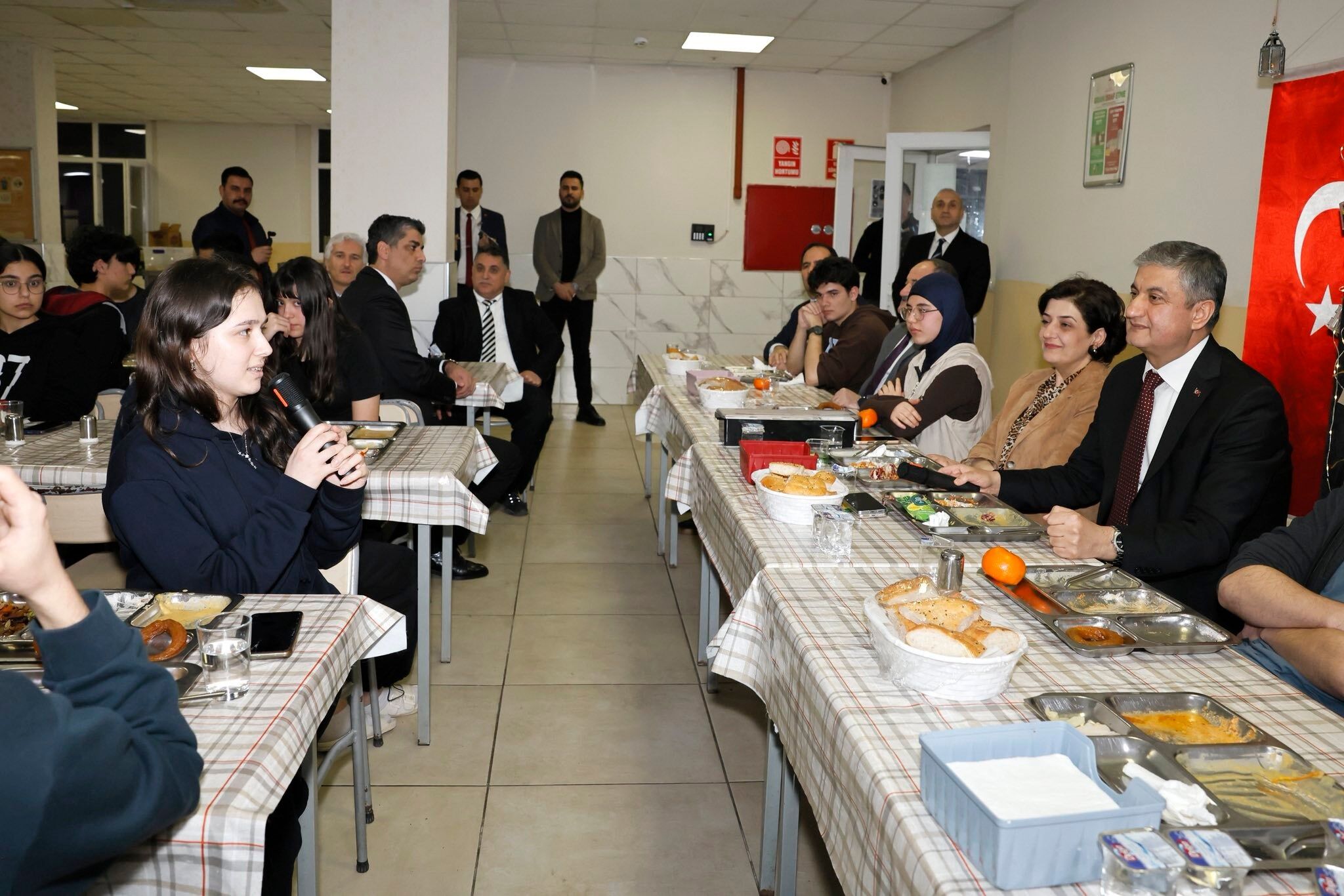 Vali Yavuz, Fen Lisesi Öğrencileriyle İftar Sofrasında Buluştu (1)