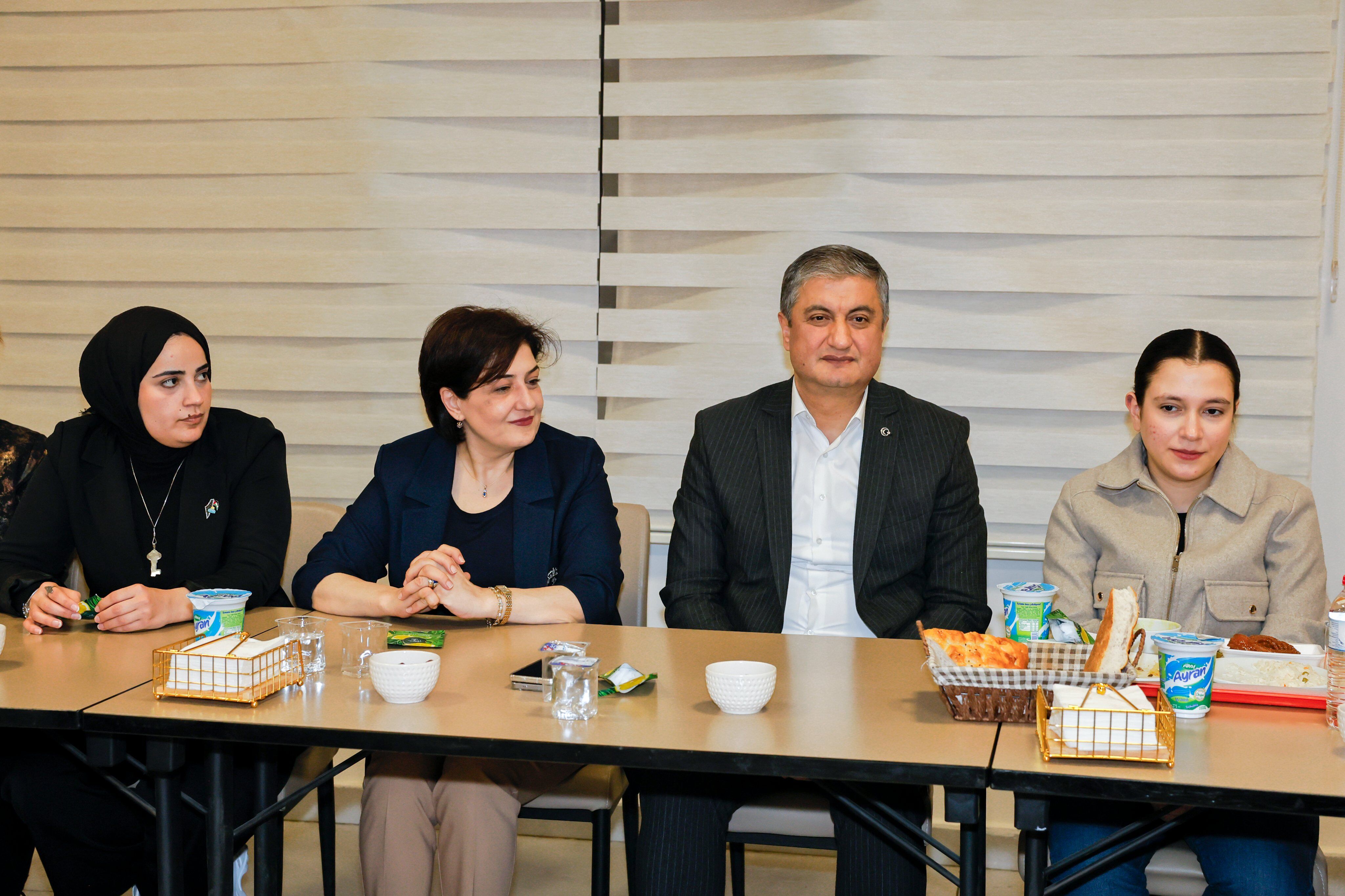 Vali Yavuz Kyk Toroslar Kız Öğrenci Yurdu’nda Öğrencilerle Iftar Yaptı (2)