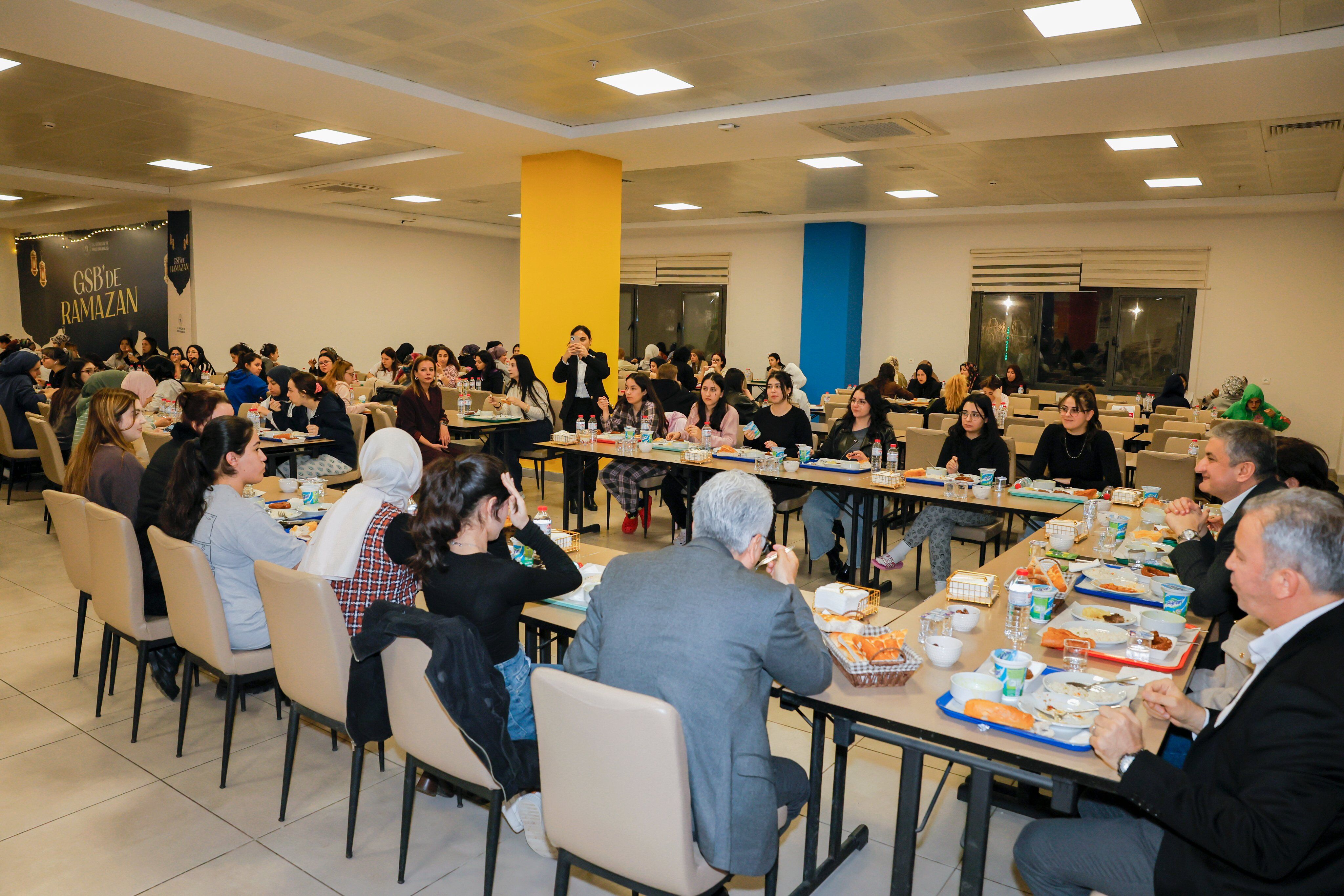 Vali Yavuz Kyk Toroslar Kız Öğrenci Yurdu’nda Öğrencilerle Iftar Yaptı (3)