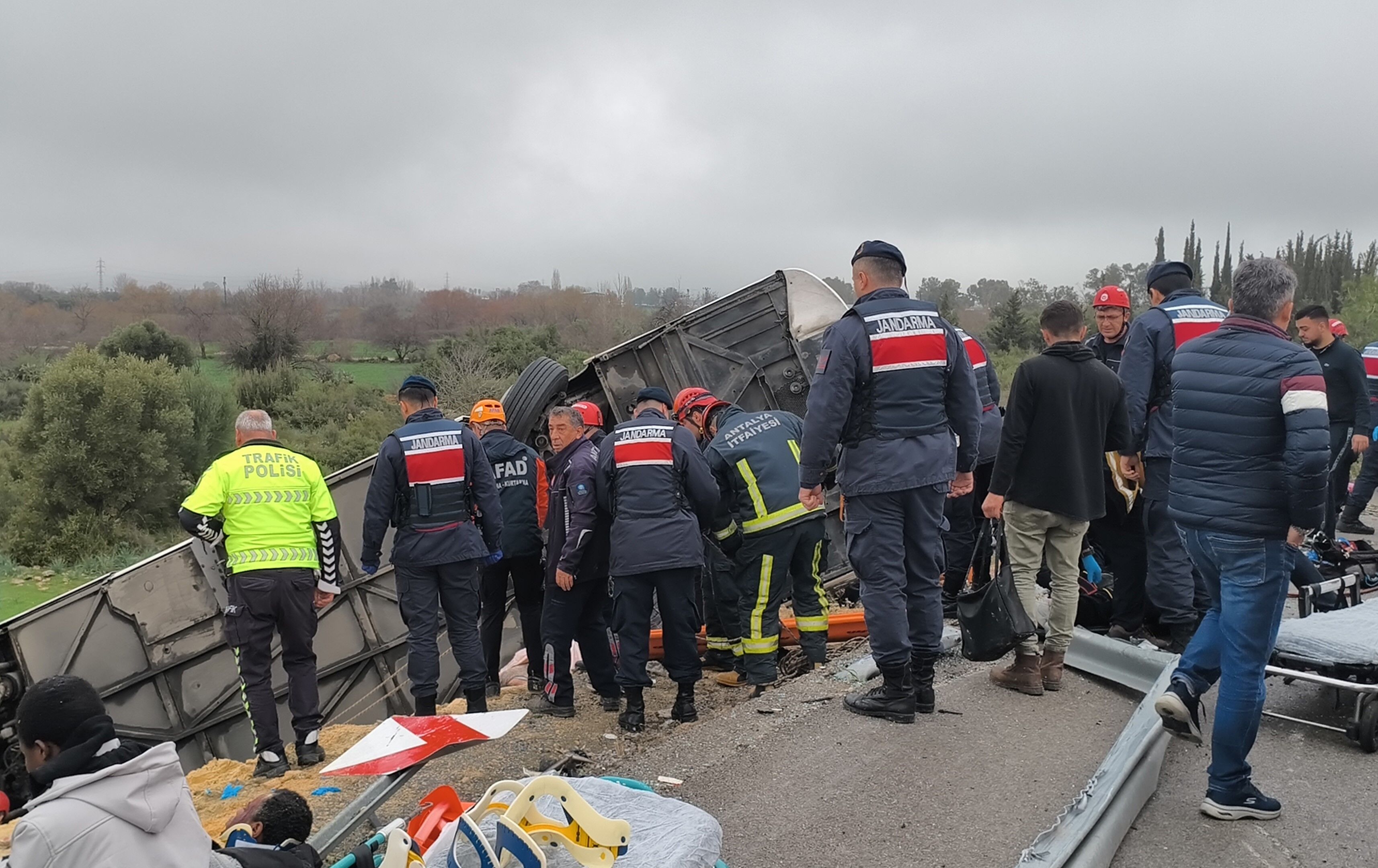 Yolcu Otobüsü Şarampole Uçtu Çok Sayıda Yaralı-2