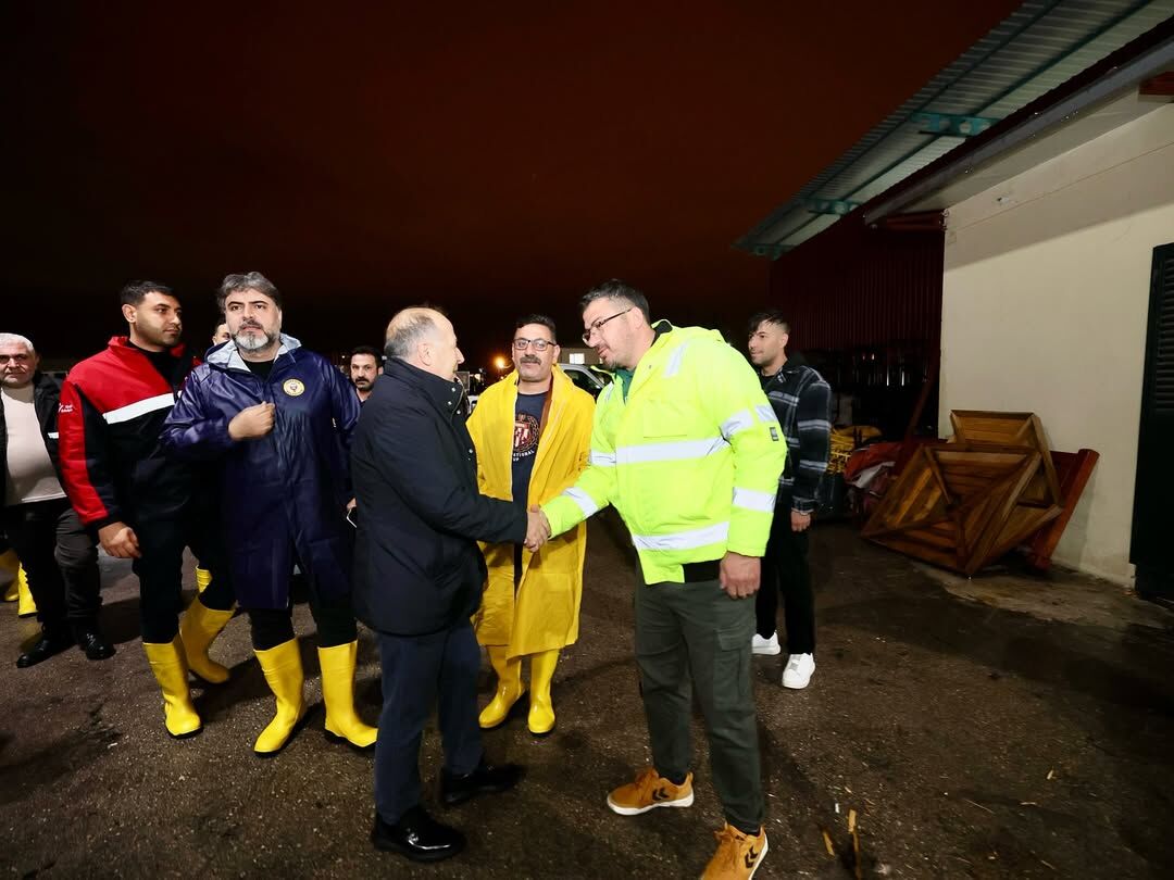 Yüreğir’de Sağanak Alarmı Belediye Ekipleri 24 Saat Sahada (3)
