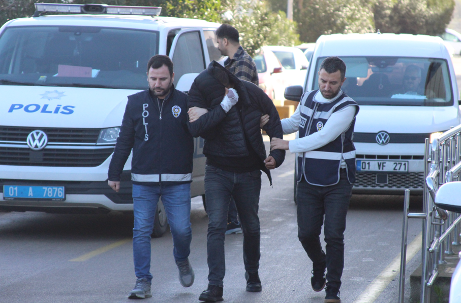 Yüreğir’de Sokak Ortasında Boşanmış Çift Birbirine Girdi (1)-1