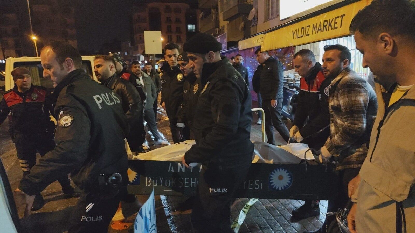 19 Yaşındaki Genç Market Ortasında Vuruldu! Dehşet Anları Kamerada (2)