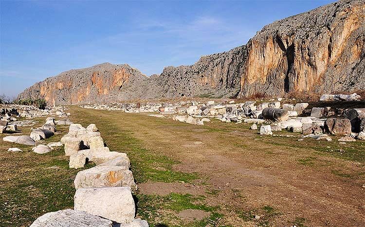 Anavarza'nın Tarihi: Yenilmez Şehrin Yükselişi ve Çöküşü