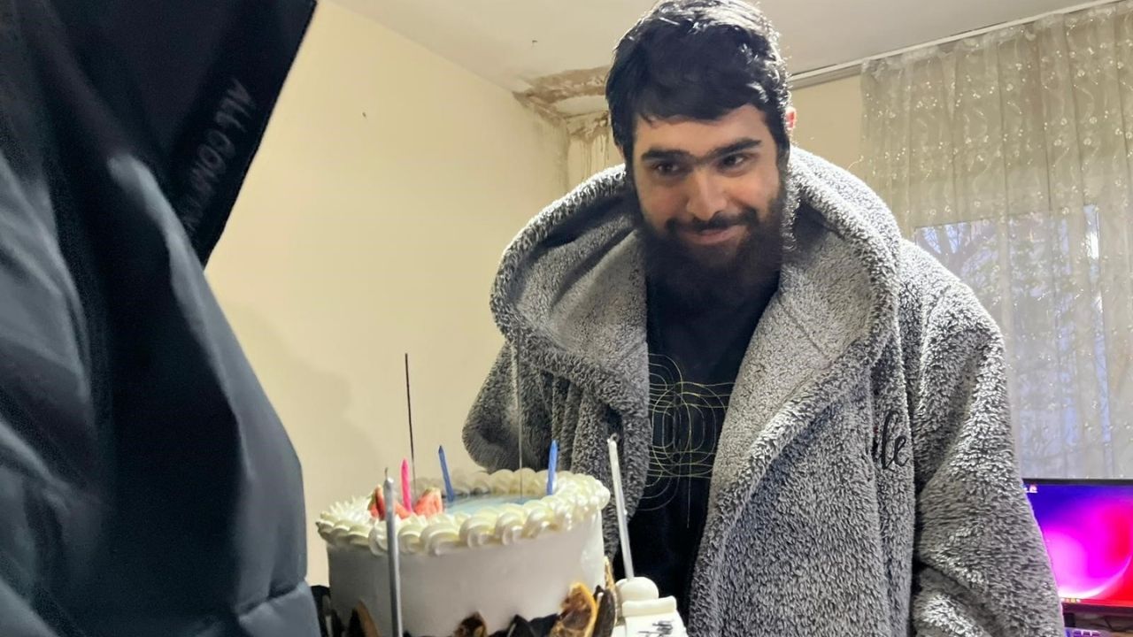 3 Yıldır Evden Çıkmıyordu 25 Yaşına Bilgisayar Başında Girdi