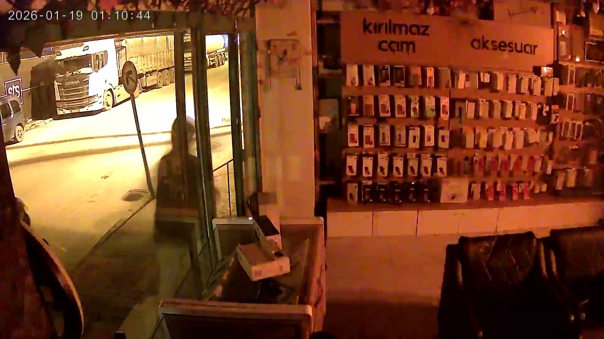 Adana'da parke taşıyla camları kırıp iş yerini soyanlar tutuklandı