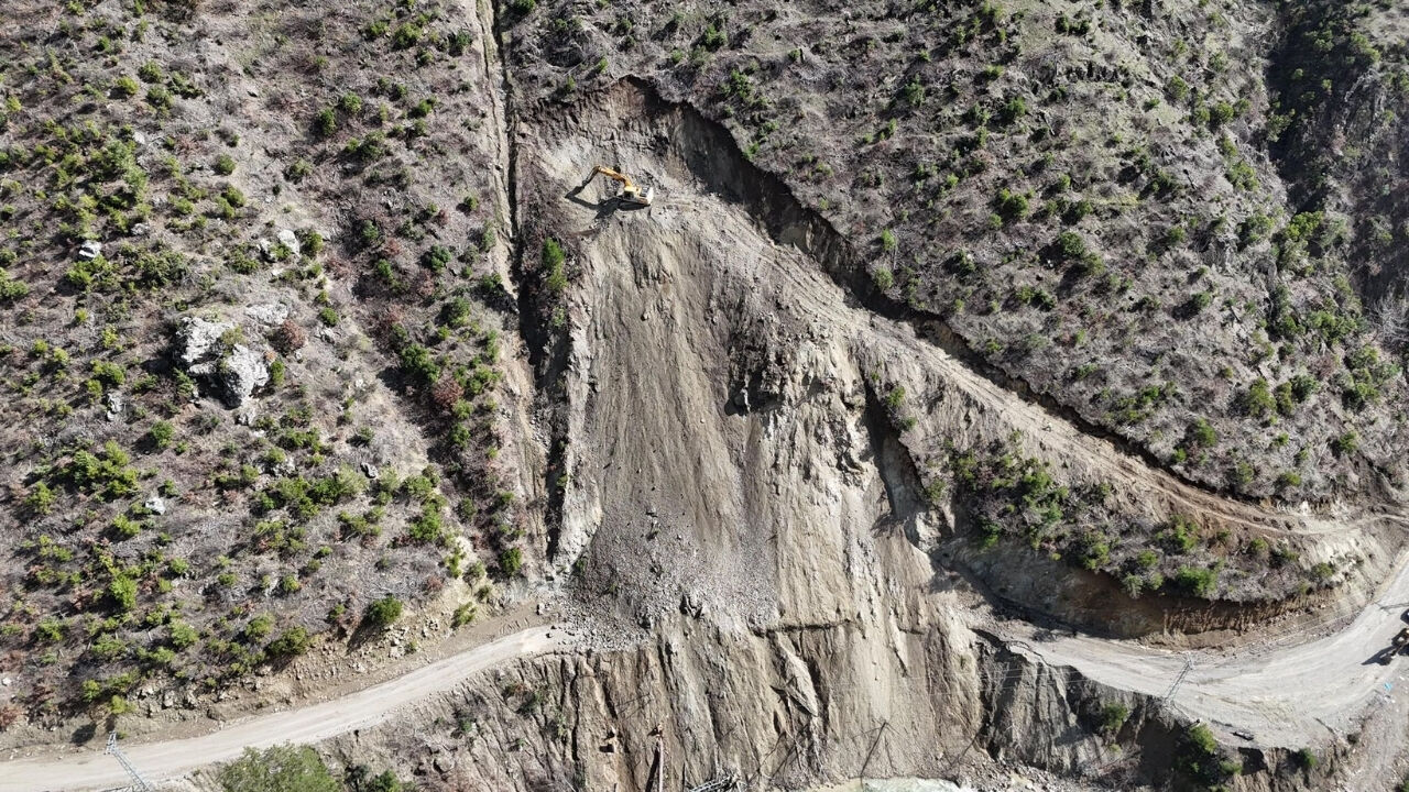 Adana Büyükşehir Belediyesi'nden Feke'de Heyelan Mesaisi (1)
