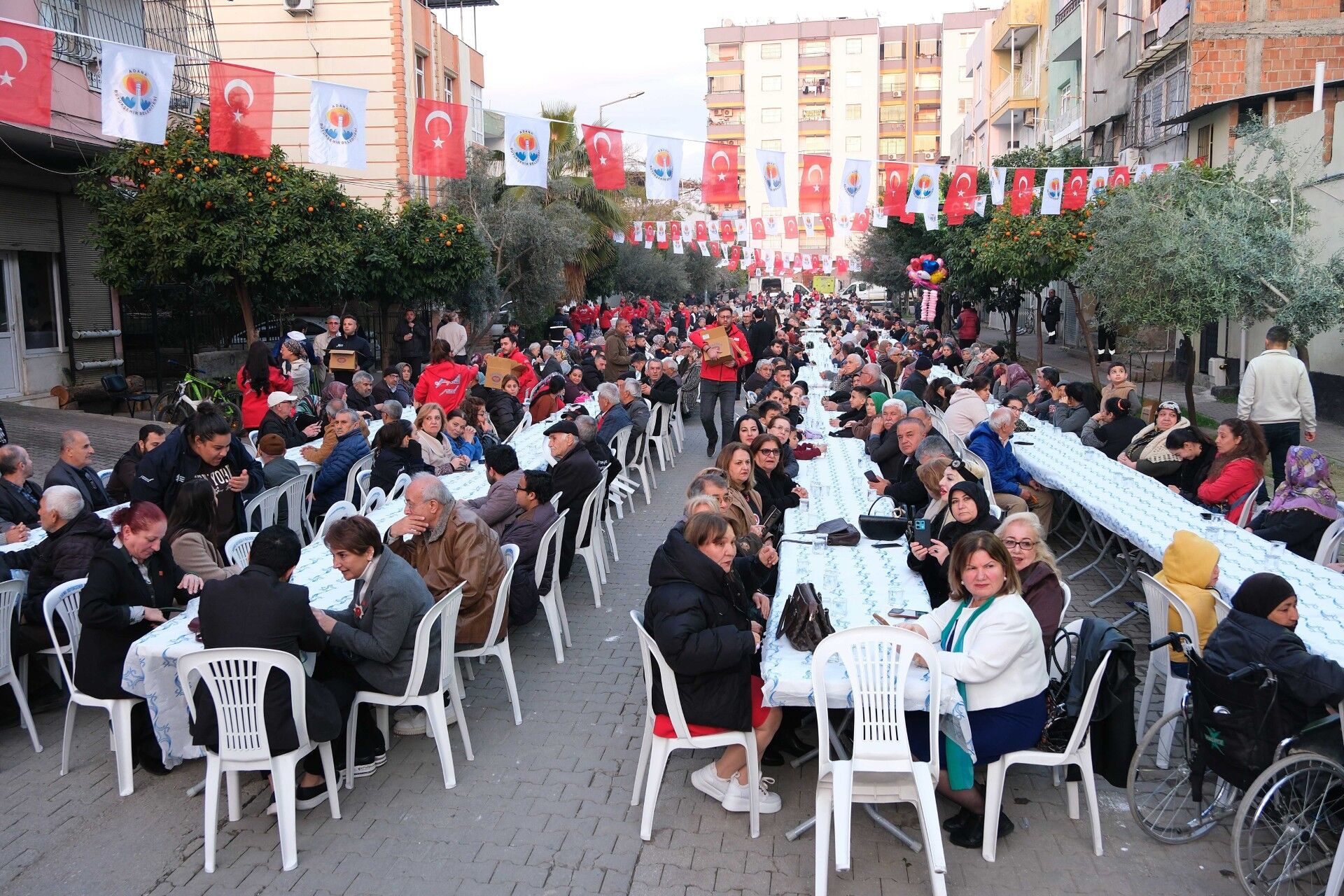 Adana Büyükşehir Belediyesi'nden Tellidere'de Dev Iftar Sofrası