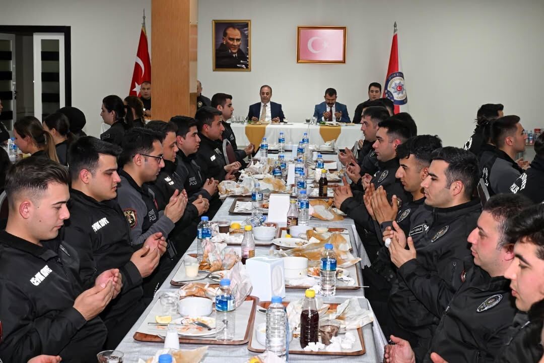 Adana Emniyet Müdürü Arıkan, Personeliyle İftar Sofrasında Buluştu (5)
