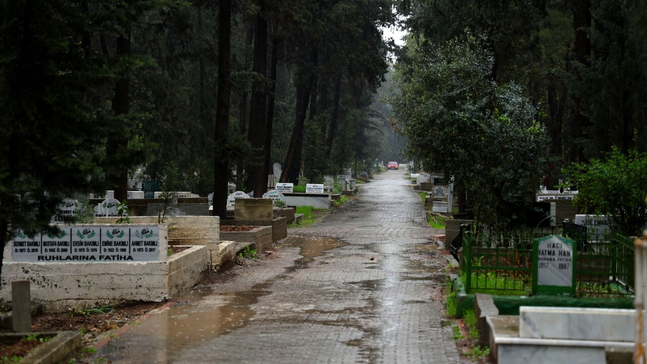 Adana’da Arife Günü Mezarlıklar Boş Kaldı (1)