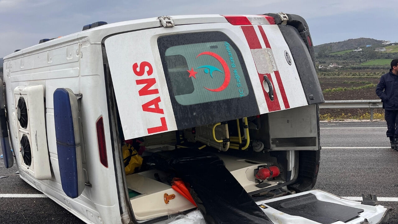 Adana'da Devrilen Ambulanstaki 3 Sağlık Personeli Yaralandı