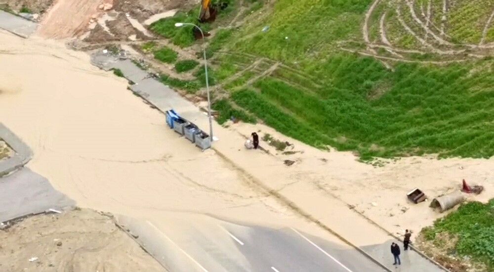Adana’da Kıyıboyu Caddesi Göle Döndü, Trafik Kilitlendi (1)