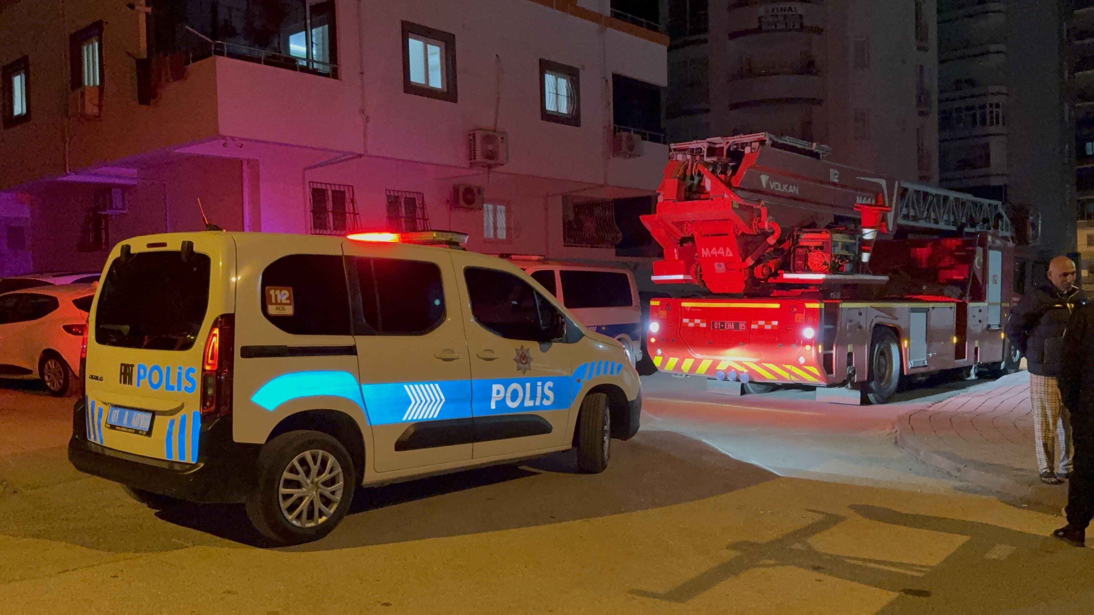 Adana’da Kolonya Şişesiyle Evi Yakma Tehdidi Savuran Genç Mahalleyi Ayağa Kaldırdı (3)