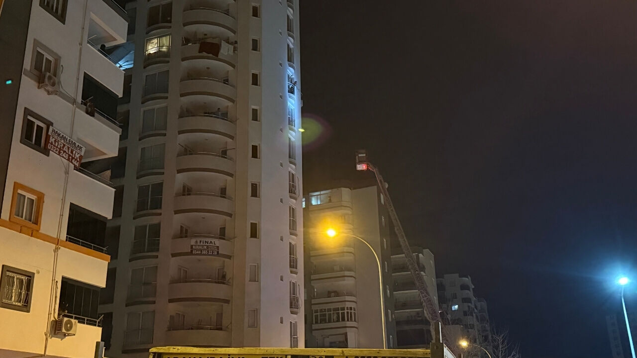 Adana’da Kolonya Şişesiyle Evi Yakma Tehdidi Savuran Genç Mahalleyi Ayağa Kaldırdı