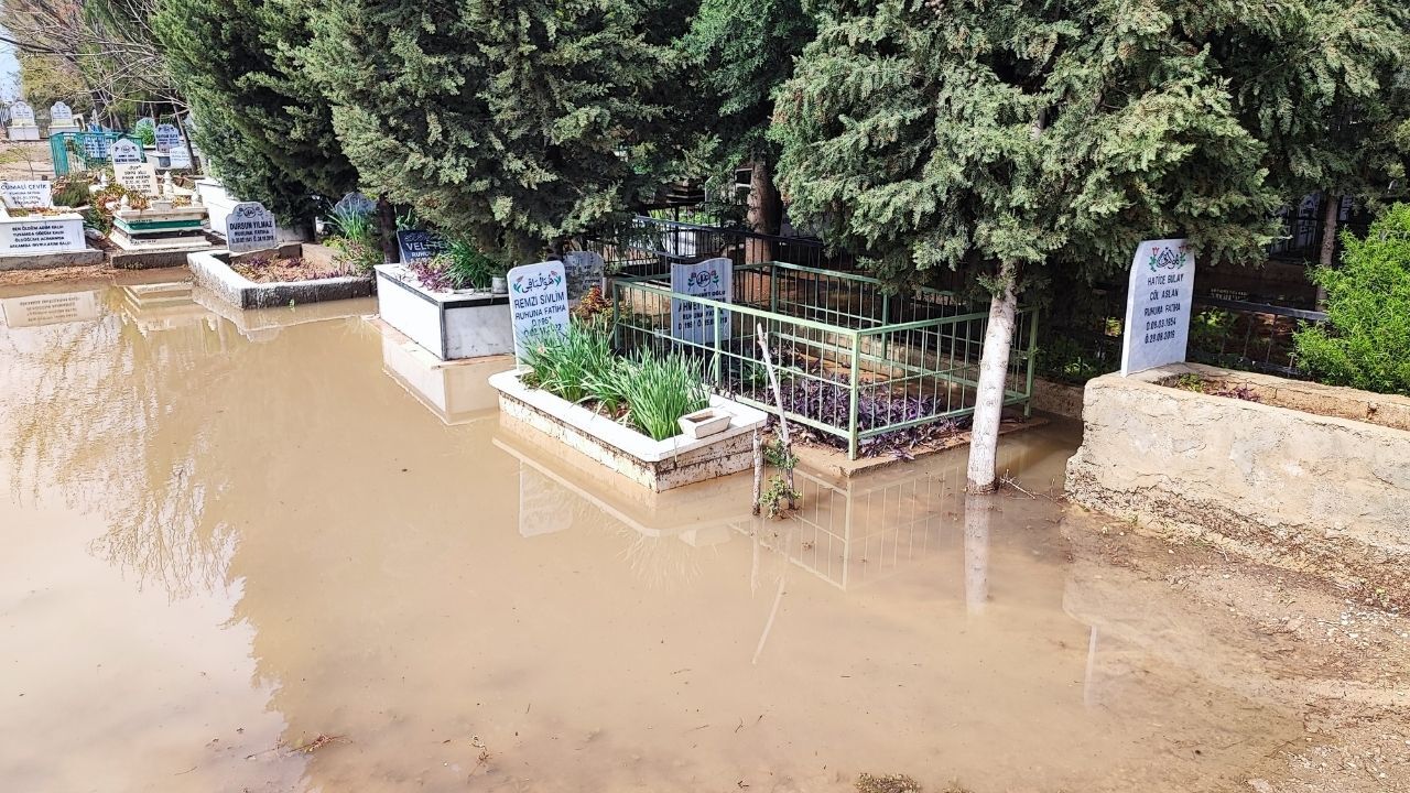 Adana’da Mezarlık Sular Altında! Kabir Ziyareti Çileye Döndü (1)