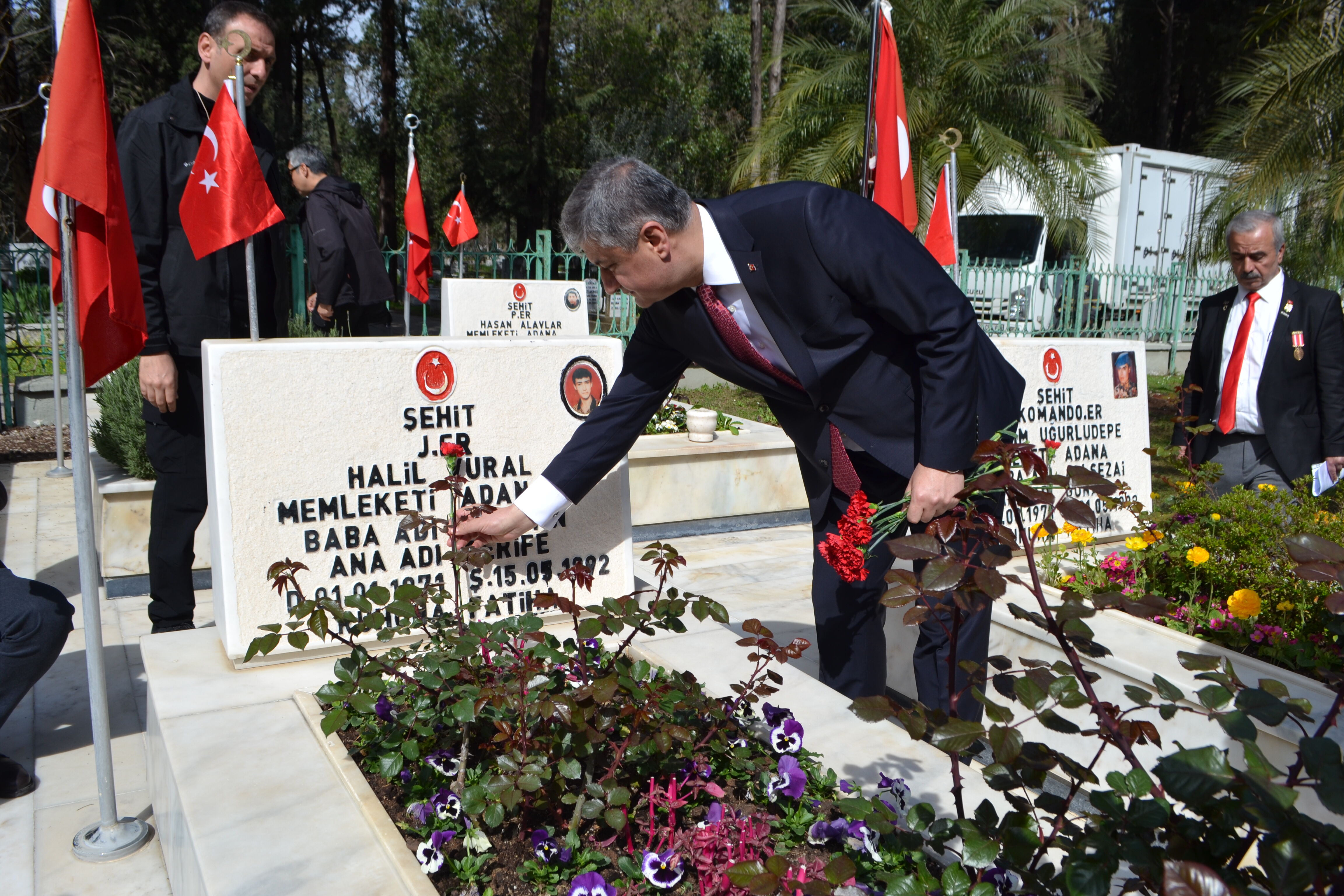 Adana’da Şehitlere Vefa 18 Mart’ta Mezarlıklar Karanfillerle Doldu (5)
