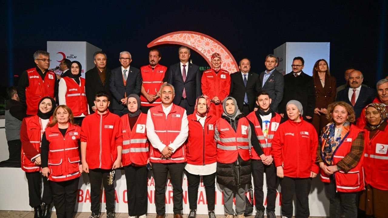 Adana’da Tarihi Taş Köprü’de İftar Sofrası Kuruldu (1)