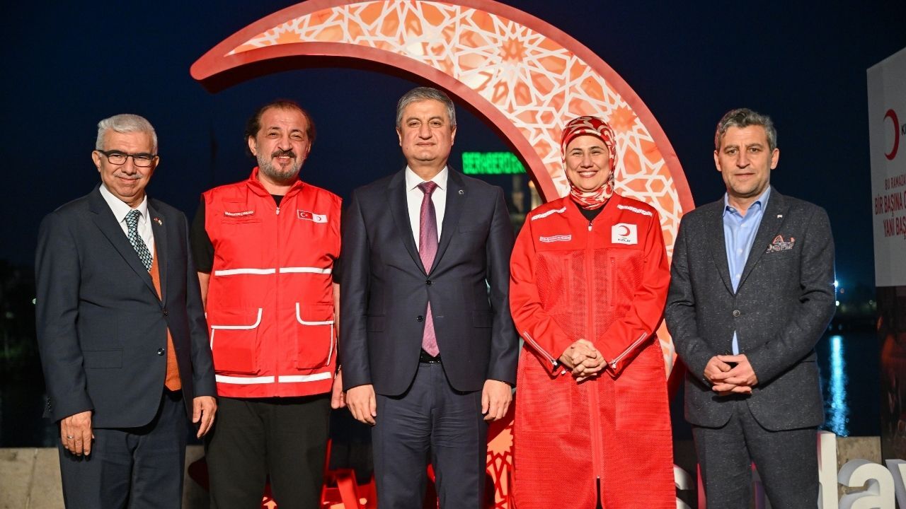 Adana’da Tarihi Taş Köprü’de İftar Sofrası Kuruldu