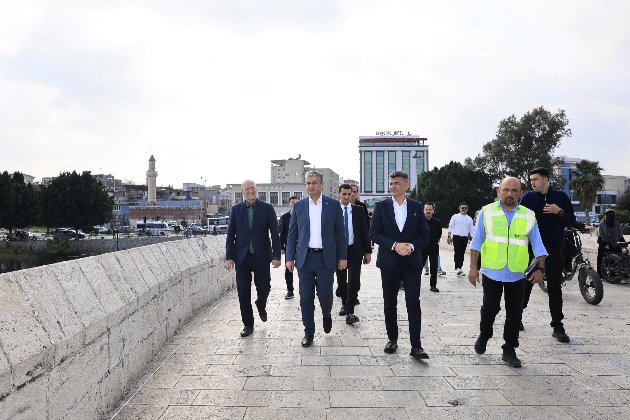 Adana'da Taşköprü Geceleri Aydınlanıyor