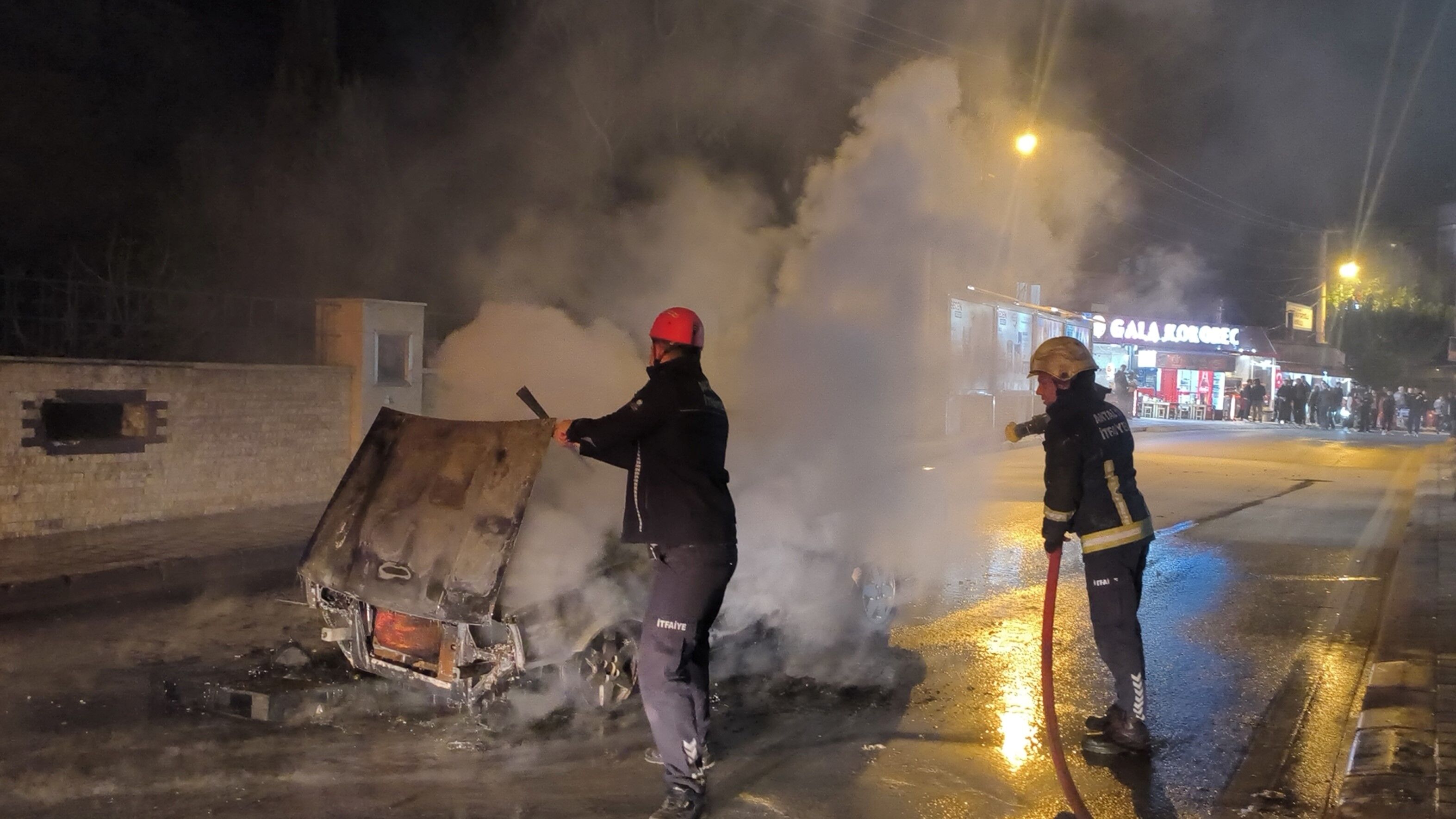 Alev Topuna Dönen Otomobilden Son Anda Kurtuldular (2)