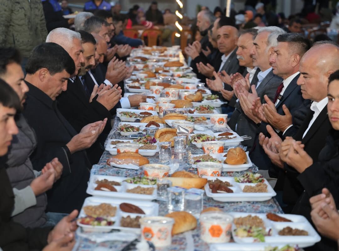Başkan Bekir Şimşek Karaisalı’nın Kalbi Aynı Sofrada Attı (2)