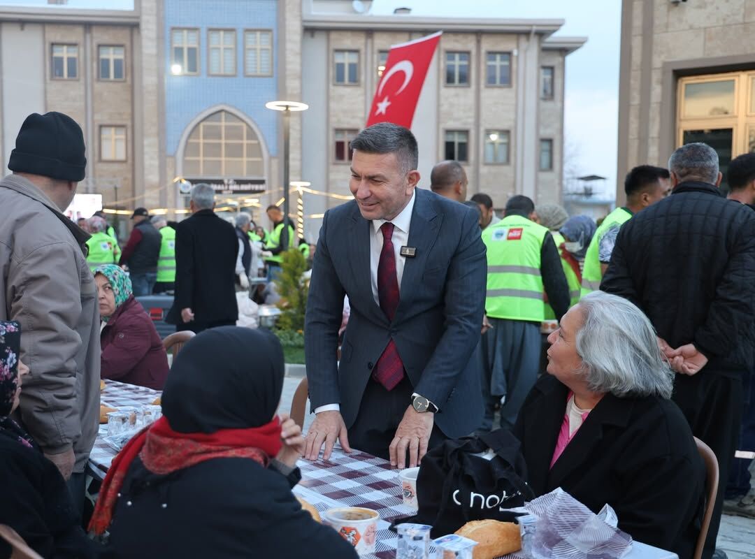 Başkan Bekir Şimşek Karaisalı’nın Kalbi Aynı Sofrada Attı (3)