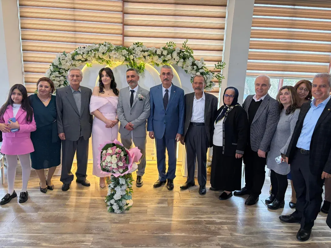 Başkan Karataş, Genç Çiftin Nişan Yüzüklerini Taktı (1)