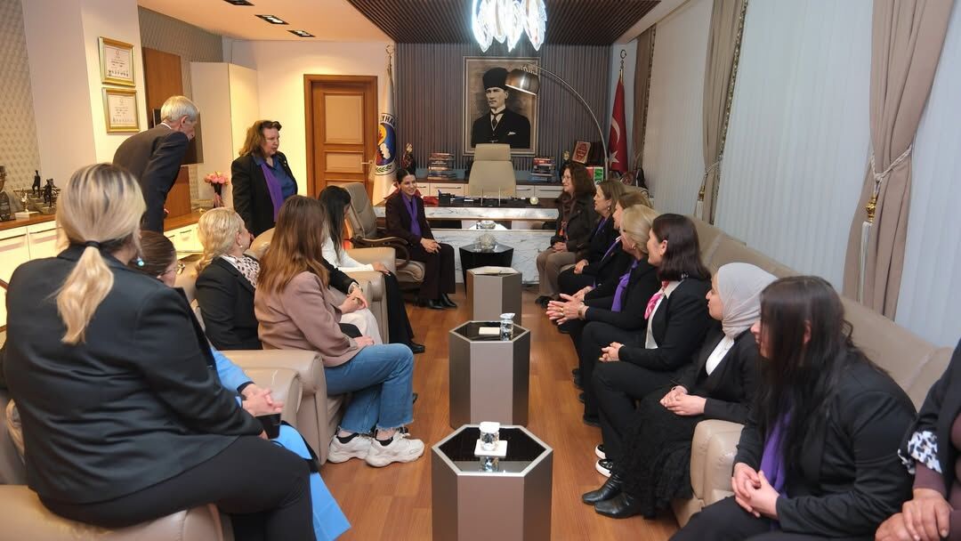 Chp Ceyhan İlçe Yönetimi’nden Başkan Vekili Yıldız’a 8 Mart Ziyareti-1
