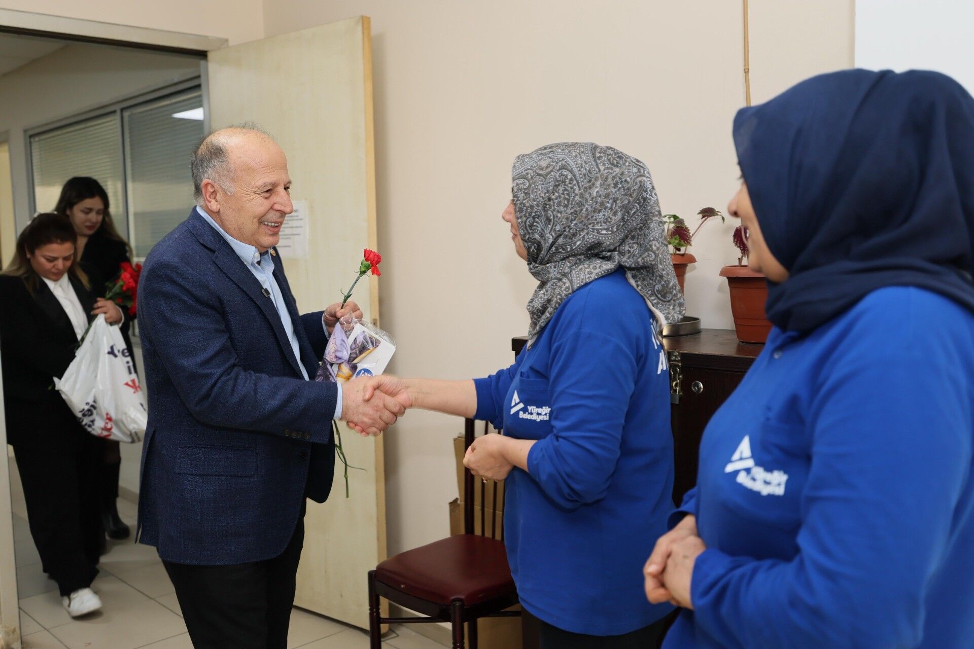 Demirçalı’dan Kadın Personele 8 Mart Sürprizi2