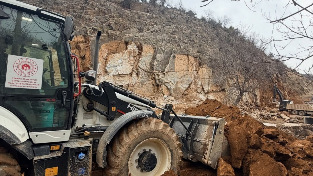 Feke Çandırlar Mahallesi’nde Yol Ve Taş Duvar Çalışmaları Sürüyor