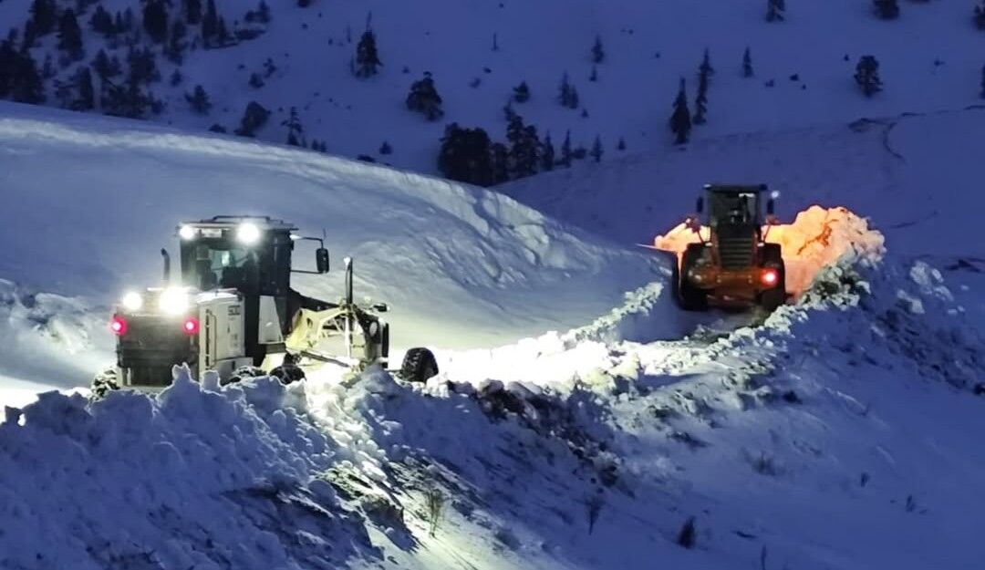 Feke’de Ekipler 3 Gün Mücadele Etti, Yol Ulaşıma Açıldı (2)