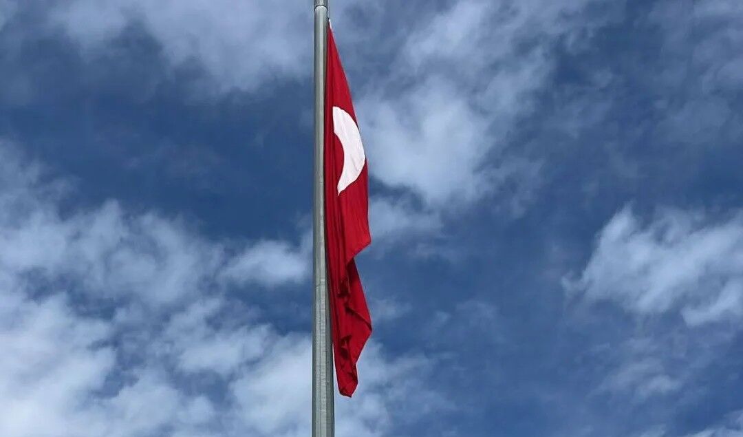 Fırtınada Zarar Gören Bayraklar Yenilendi (1)