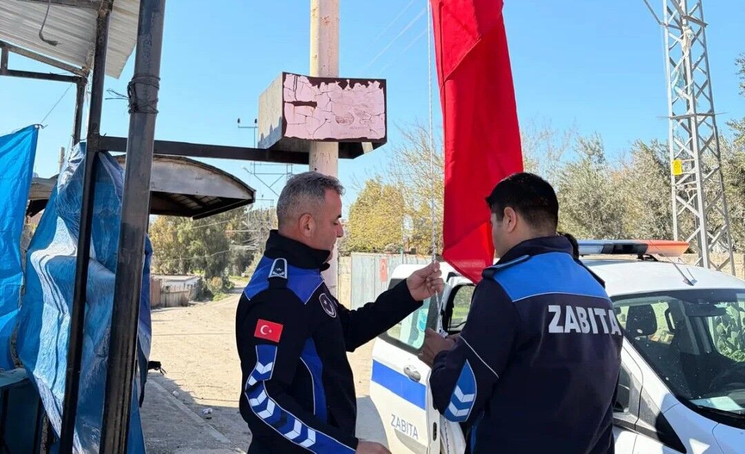 Fırtınada Zarar Gören Bayraklar Yenilendi (2)