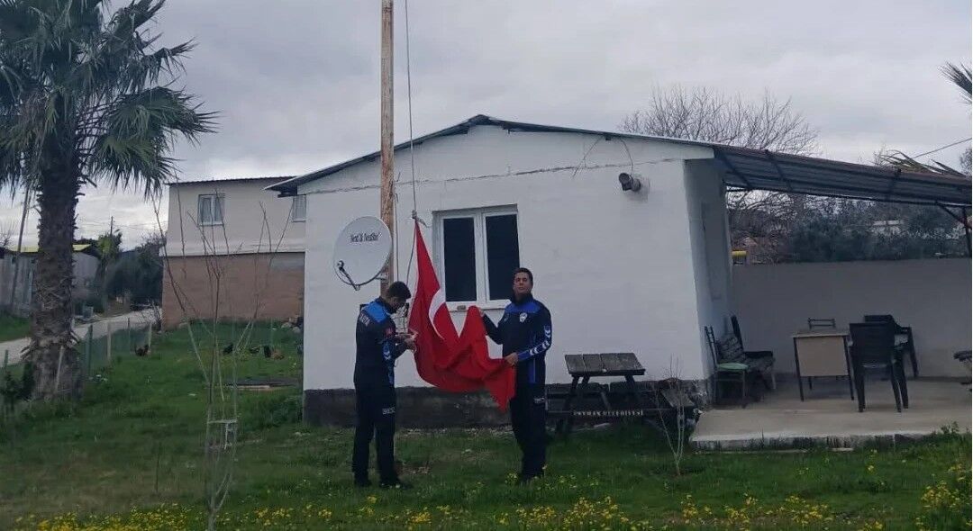 Fırtınada Zarar Gören Bayraklar Yenilendi (4)