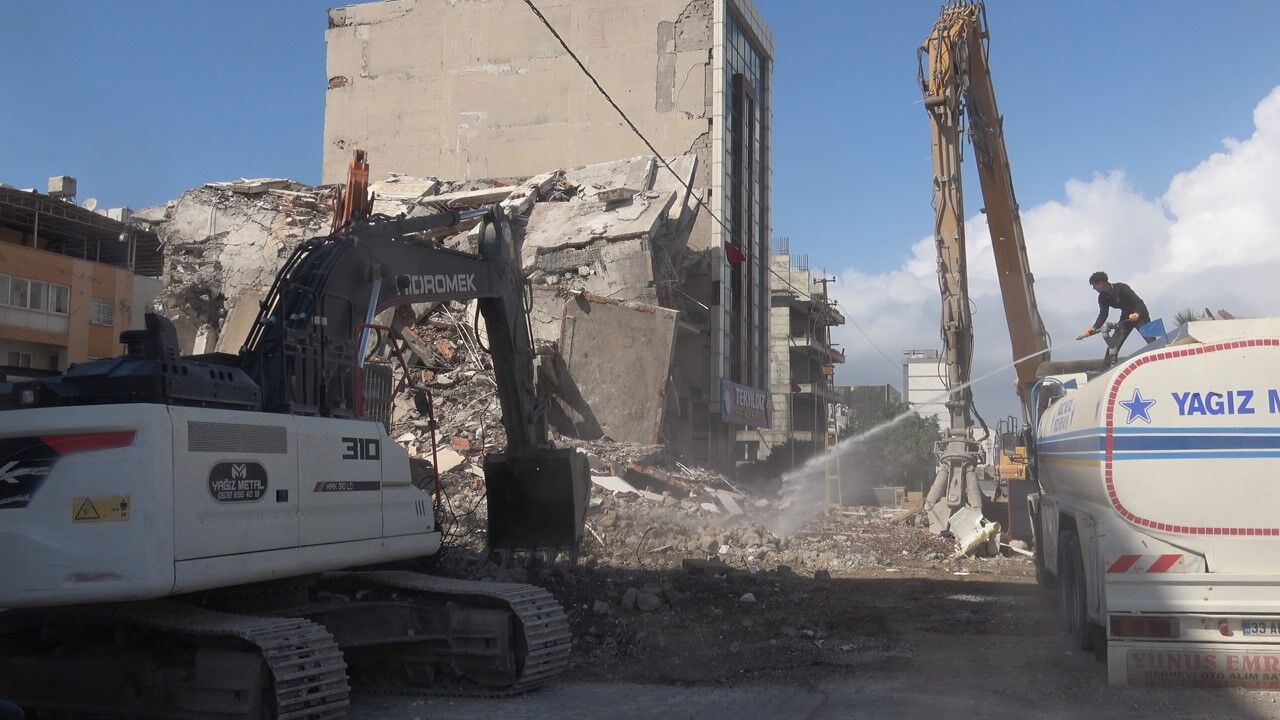 İş Makinasının Kolona Son Dokunuşu 7 Katlı Binayı Yerle Bir Etti (2)