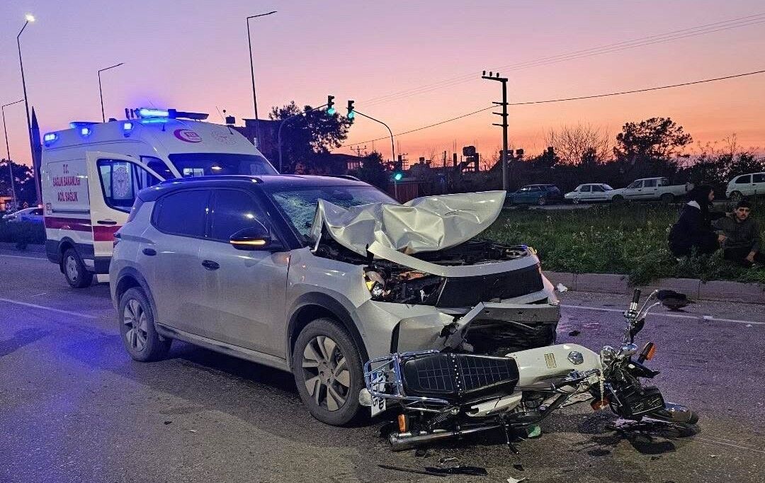 Kırmızı Işık İhlali Kamerada Motosiklet Otomobille Çarpıştı (2)
