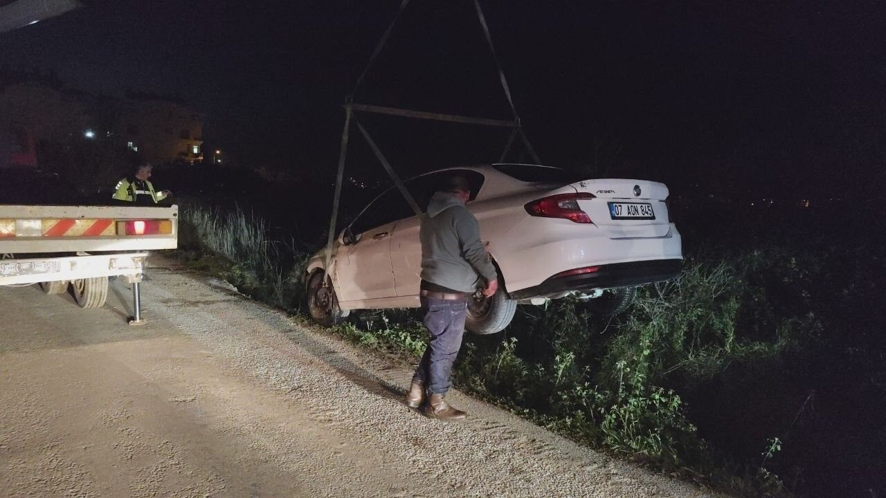 Kontrolden Çıkan Araç Kanala Uçtu Sürücü Kayıplara Karıştı (2)