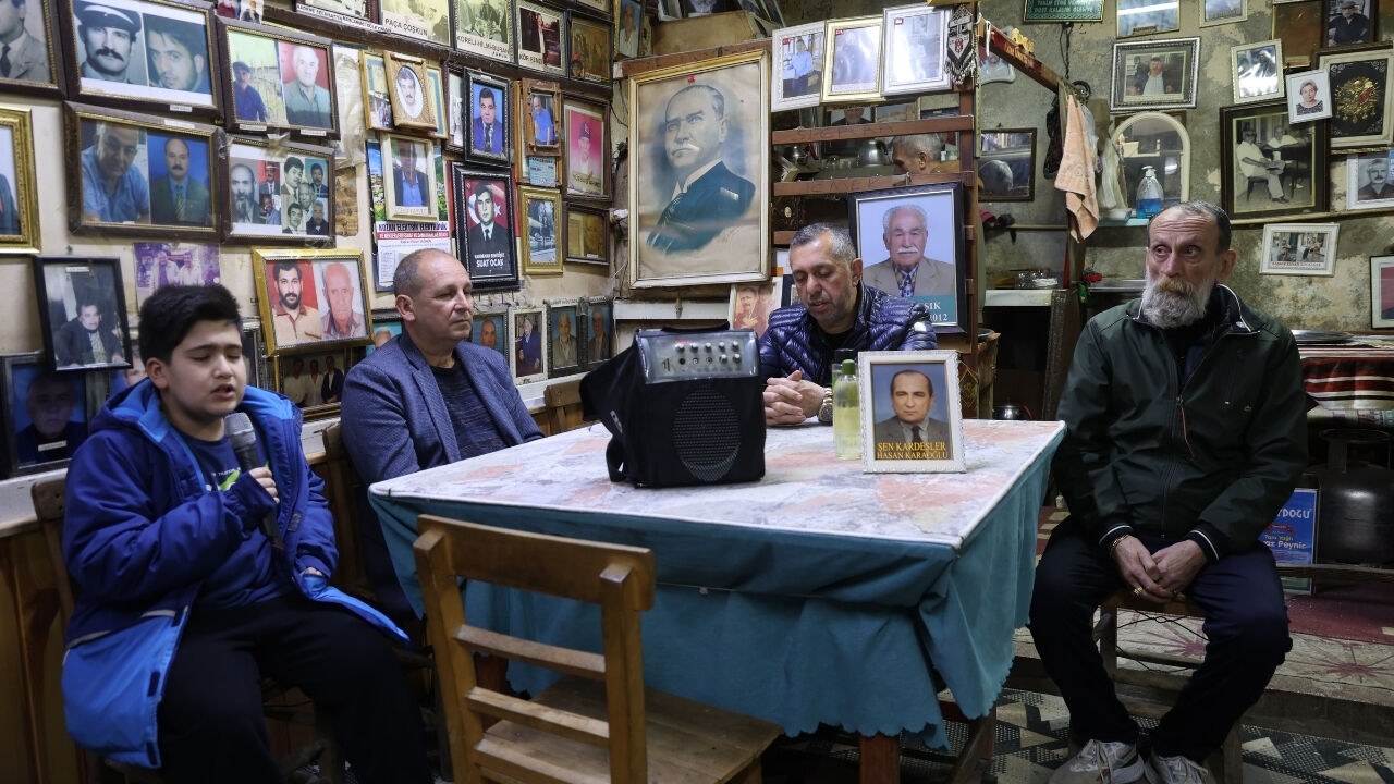 Kozan’da Ölüler Kıraathanesinde Vefalı Bayramlaşma