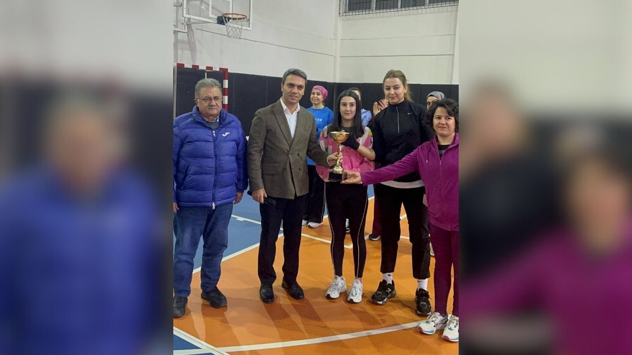 Pozantı’da Evinin Sultanları Voleybol Turnuvası Sona Erdi (1)