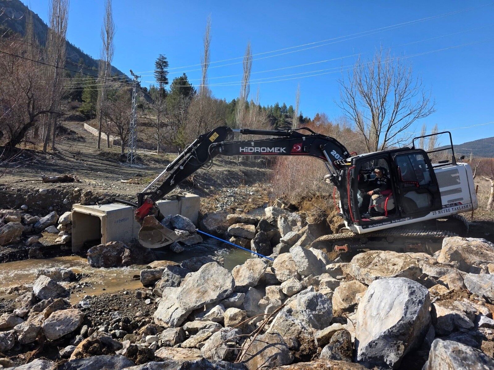 Pozantı’da Yağıştan Kapanan Yol Açıldı (2)