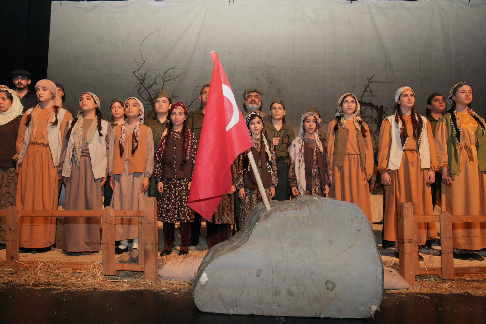 Seyhan’da Gölgeler Arasında Çanakkale Sahnelendi4